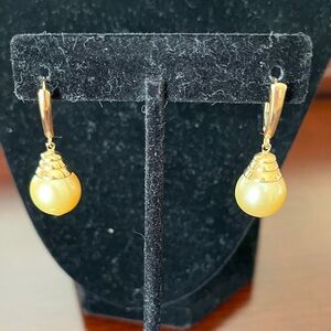 Elegant Golden South Pacific Sea Pearl 14 kt gold Drop Earrings